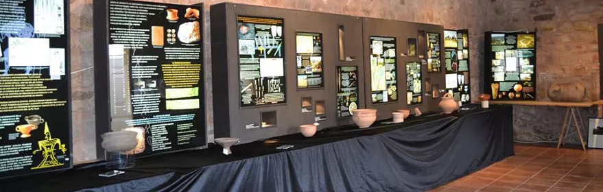 Paneles informativos en sala de museo