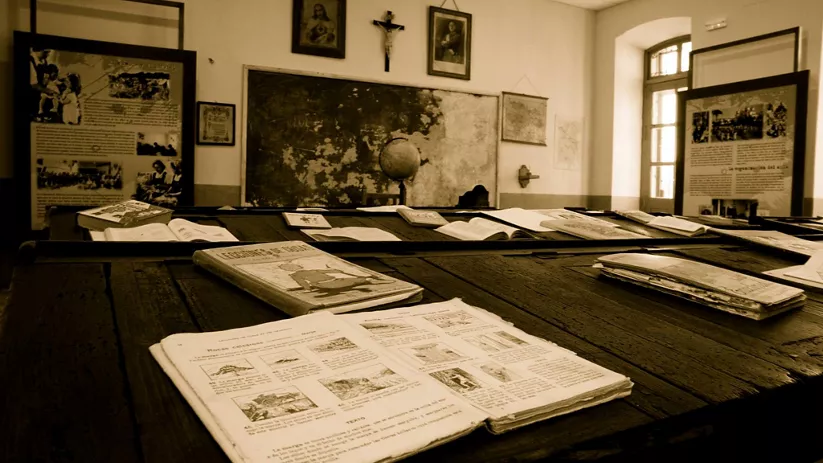 Libros y material didáctico en aula histórica.