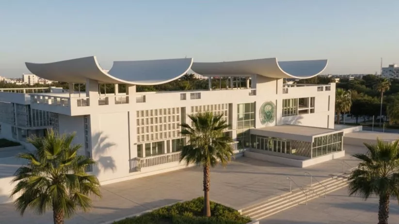 Edificio moderno blanco con cubierta curva.