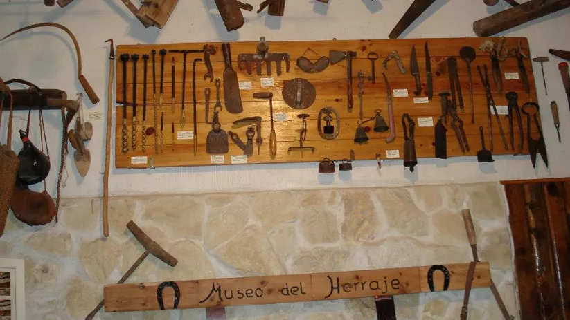 Colección de utensilios de forja artesanal.
