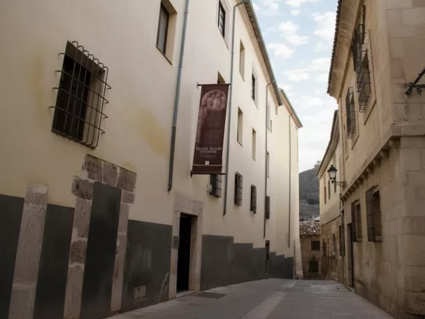 Fachada de edificio histórico en calle estrecha del casco antiguo.