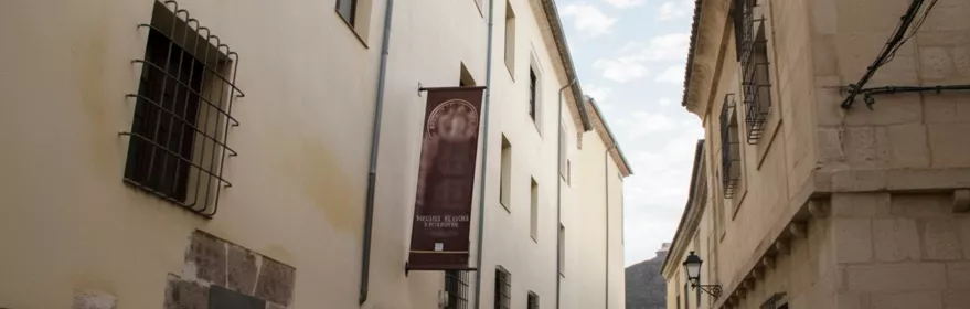 Fachada de edificio histórico en calle estrecha del casco antiguo.