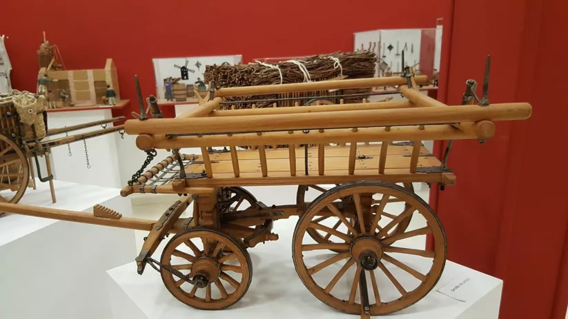 Carro de madera con ruedas expuesto en museo