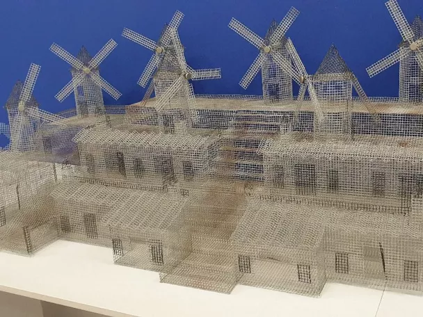 Maqueta metálica de conjunto de molinos tradicionales