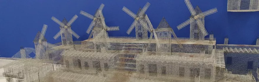 Maqueta metálica de conjunto de molinos tradicionales