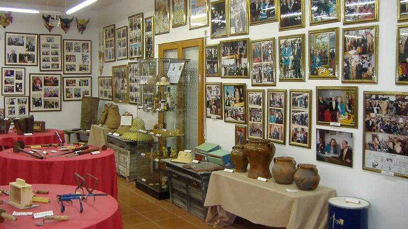 Exposición de herramientas y objetos de apicultura en museo