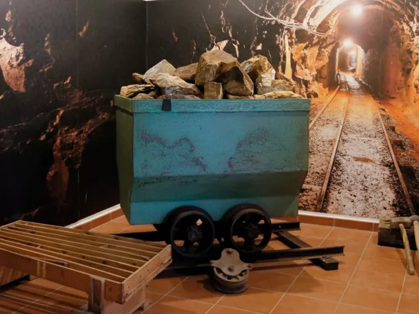 Vagoneta con rocas en sala expositiva.