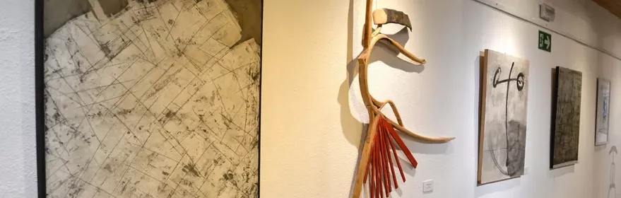 Obras abstractas y escultura mural en galería