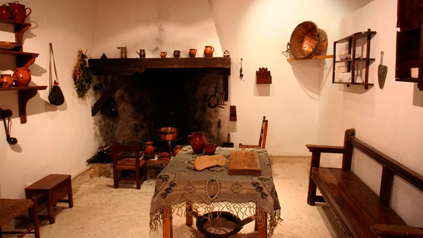 Cocina tradicional con chimenea y utensilios