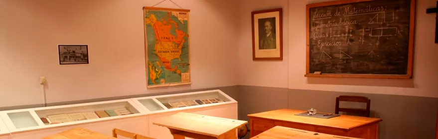 Aula escolar antigua con pupitres de madera