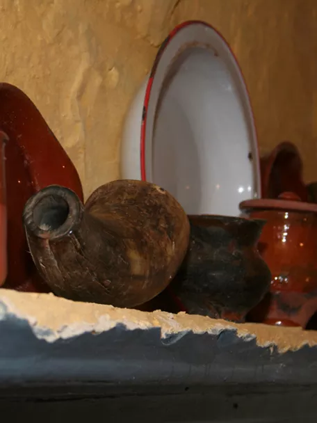 Detalle de vasijas y platos sobre repisa