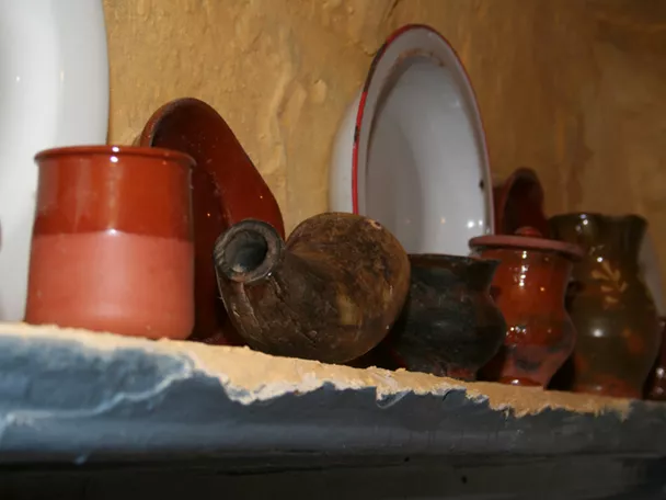 Detalle de vasijas y platos sobre repisa