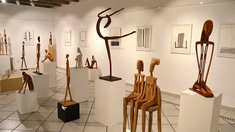 Sala de exposiciones con esculturas de madera