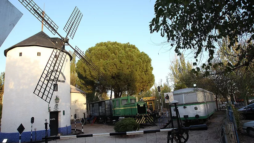 Exposición al aire libre de locomotoras y material ferroviario antiguo.