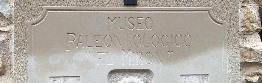 Placa de museo paleontológico en piedra.