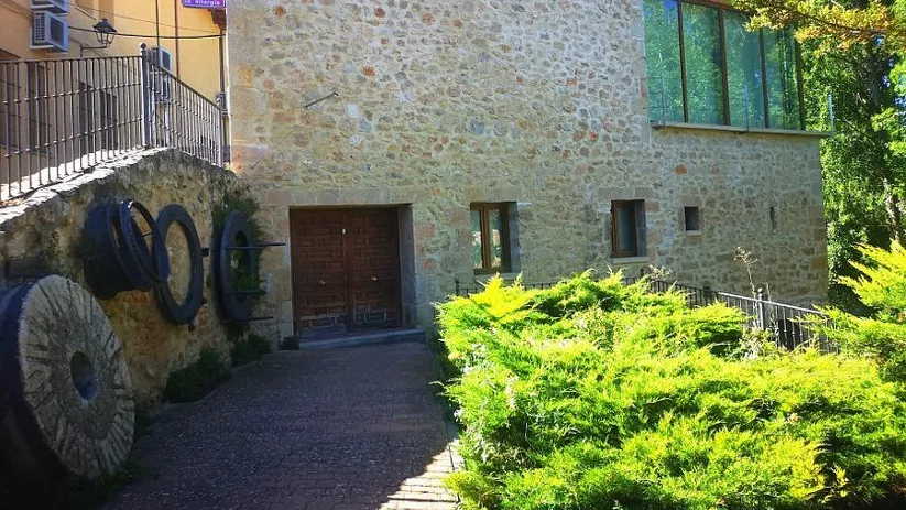 Fachada rústica con puerta de madera.