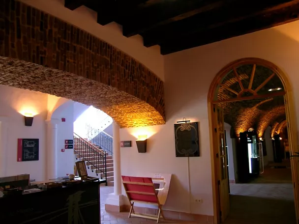 Interior con arcos de ladrillo y bóvedas iluminadas