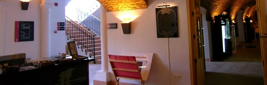 Interior con arcos de ladrillo y bóvedas iluminadas