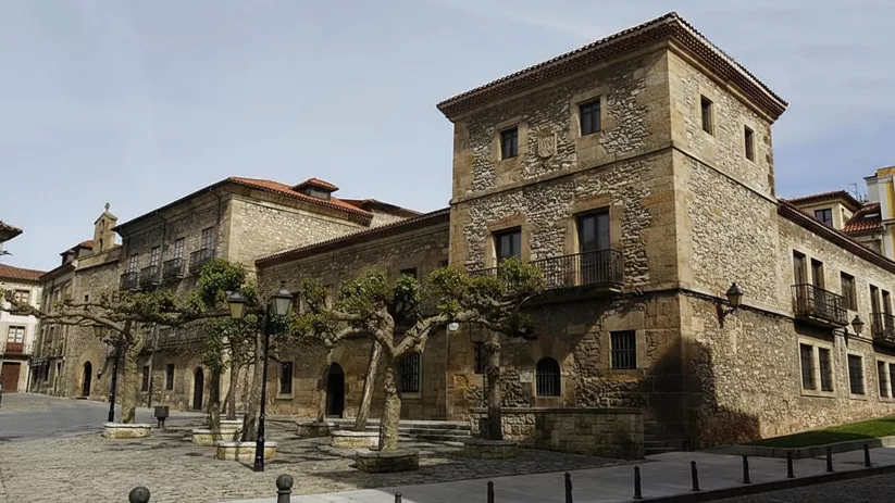 Fachada histórica en plaza empedrada.
