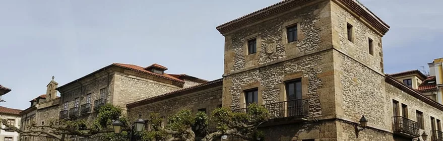 Sala con murales clásicos.