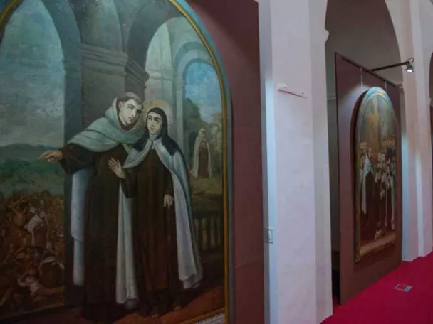 Pinturas religiosas expuestas en sala de museo histórico