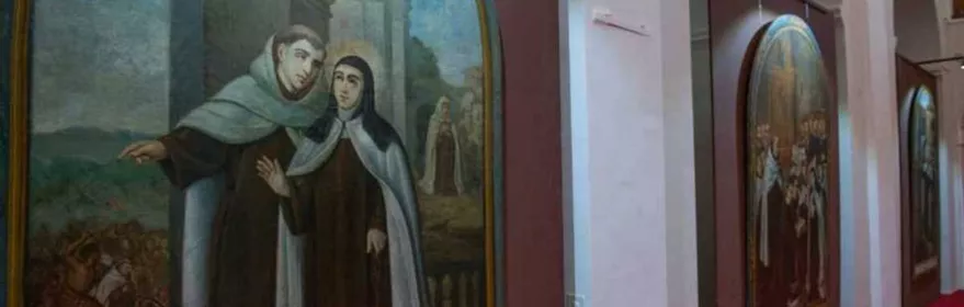 Pinturas religiosas expuestas en sala de museo histórico