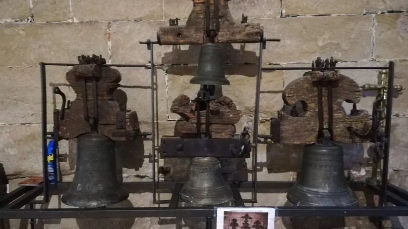 Conjunto de campanas antiguas expuestas