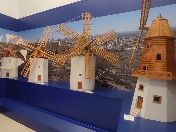 Maquetas de molinos en sala expositiva azul