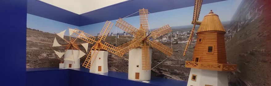 Maquetas de molinos en sala expositiva azul