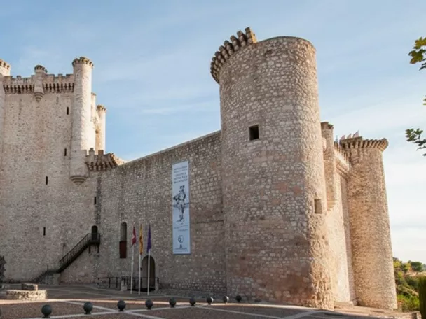 Fachada de castillo con torres almenadas.