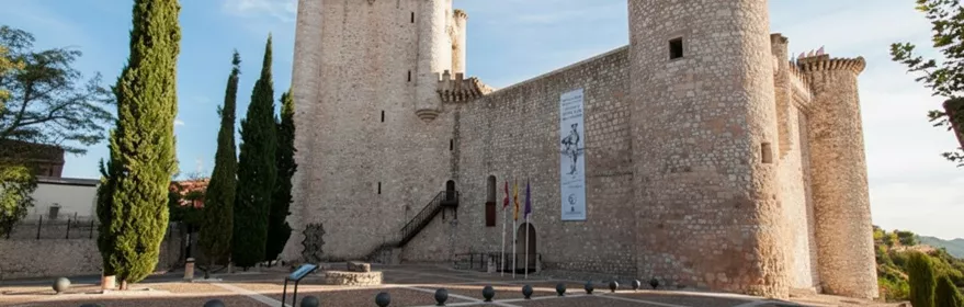 Fachada de castillo con torres almenadas.
