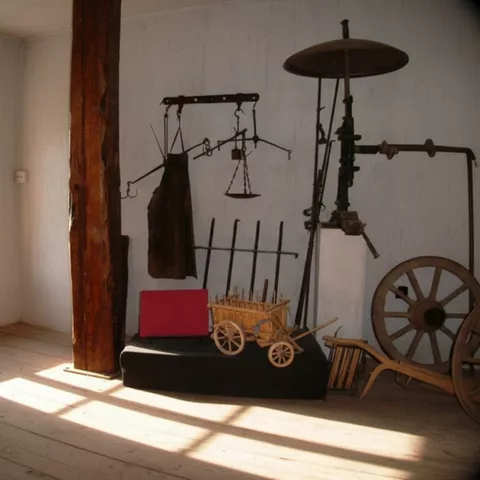 Exposición de objetos en el Museo de la Fragua de Huete, Cuenca