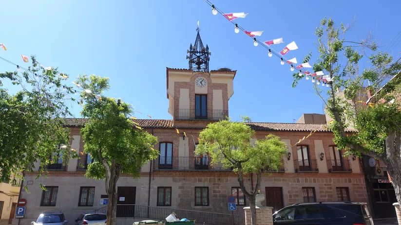 Fachada del ayuntamiento con torre del reloj