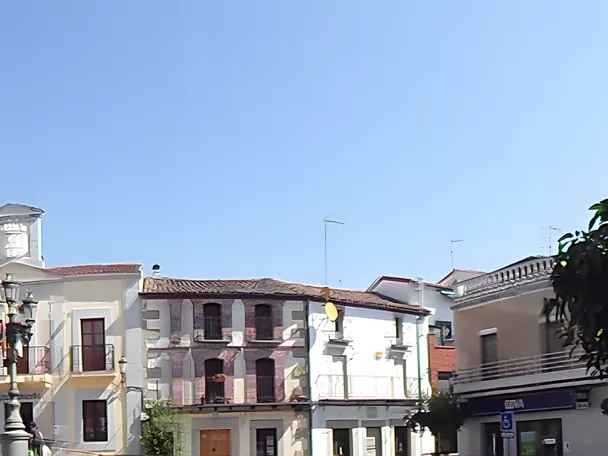 Plaza con edificios blancos y torre del reloj