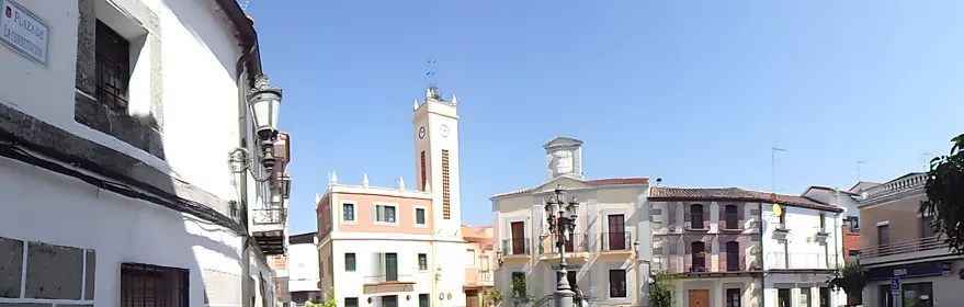 Plaza con edificios blancos y torre del reloj