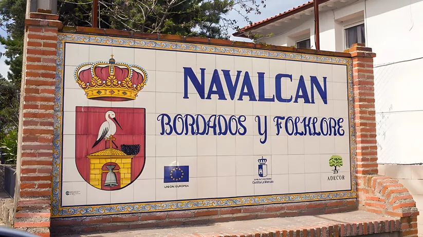 Panel cerámico de bienvenida junto a una carretera