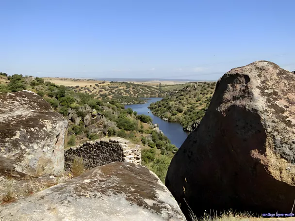 Vista de río entre rocas y monte bajo