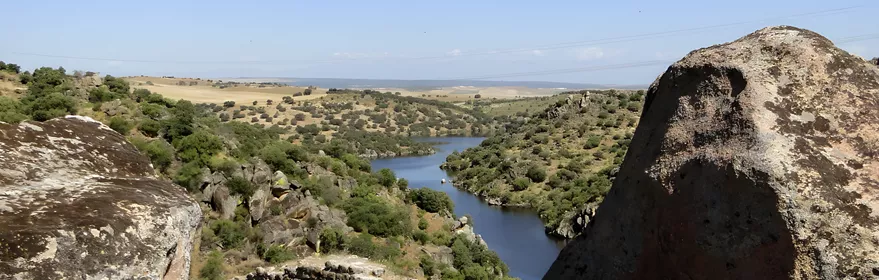 Vista de río entre rocas y monte bajo