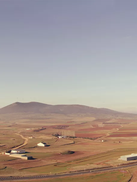 Panorámica de llanura agrícola desde un mirador rocoso
