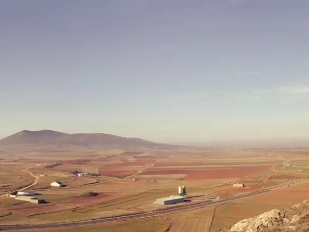 Panorámica de llanura agrícola desde un mirador rocoso