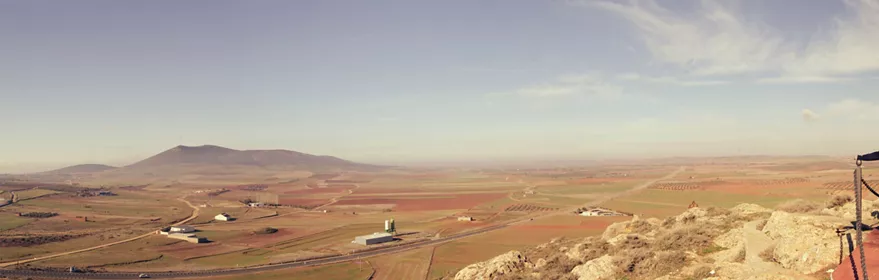 Panorámica de llanura agrícola desde un mirador rocoso