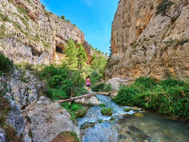 Senderista en la ruta del Zarzalar, Nerpio