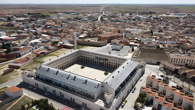 Vista aérea del pueblo con gran edificio rectangular