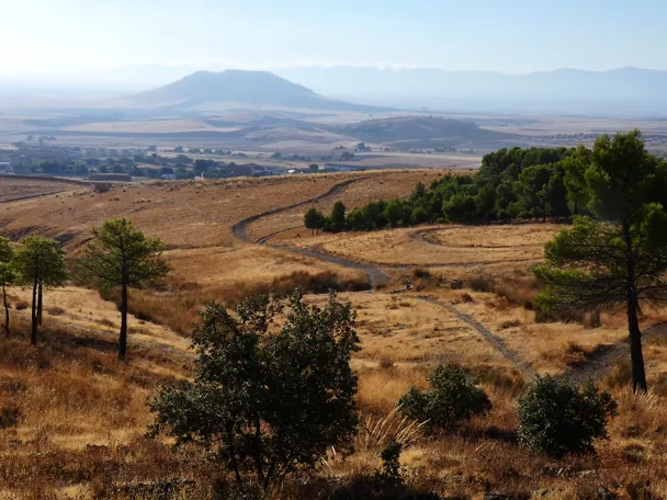 Vista panorámica de campos y lagunas desde una loma