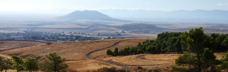 Vista panorámica de campos y lagunas desde una loma