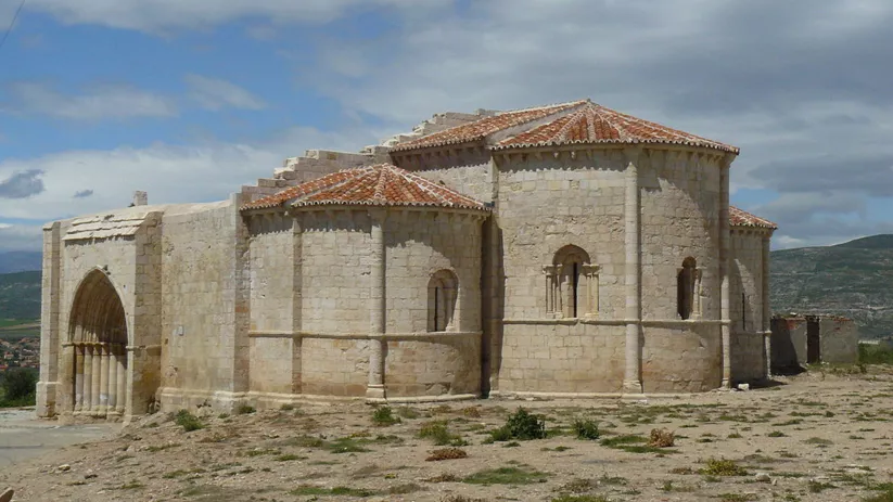 Templo de piedra sobre terreno elevado.
