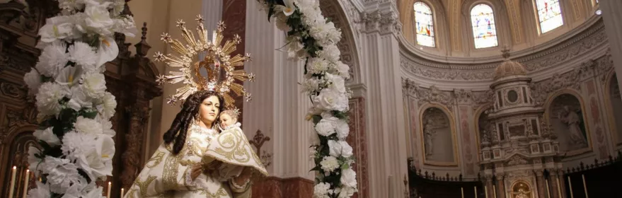 Imagen mariana con niño en altar barroco.