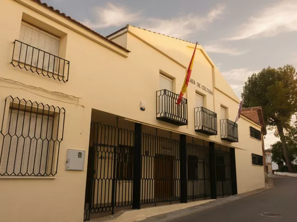 Fachada de edificio con balcones y bandera