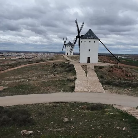 Molinos de viento alineados sobre una colina.