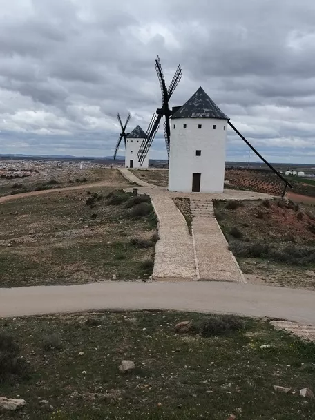 Molinos de viento alineados sobre una colina.